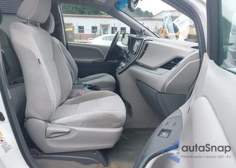 2015 Toyota Sienna Le 7 Passenger/Le 8 Passenger z USA, uszkodzony, nr VIN 5TDKK3DC9FS576023